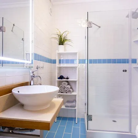 Sacha's Sweet Home, Lovely 2 Bedroom Apartment, Walking Distance To Town, And Marina
